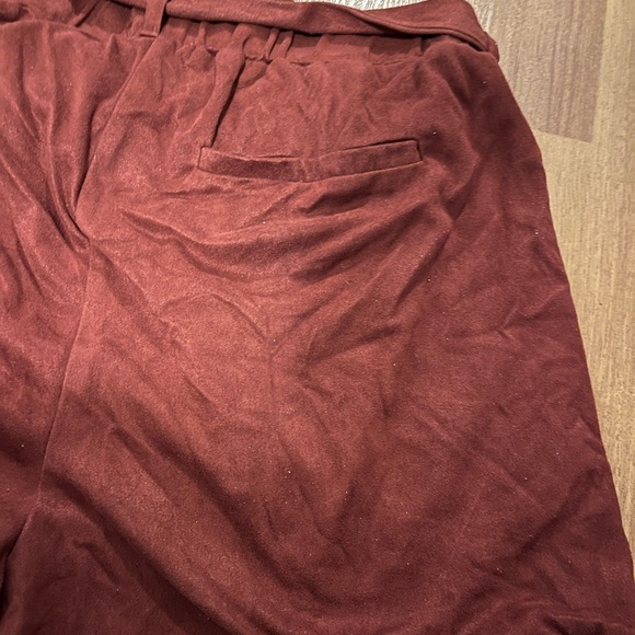 Burgundy suede shorts with pockets - Picture 4 of 4